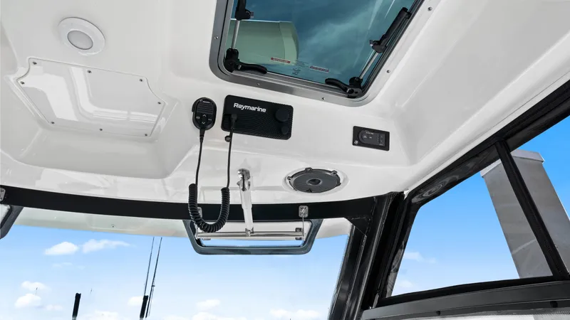 Slide: The Image of Boston Whaler 32 - O Sea D - Electronics - 18