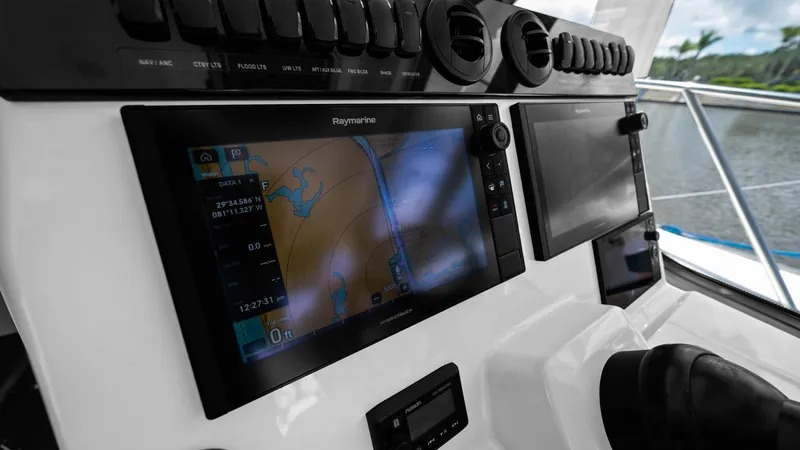 Slide: The Image of Boston Whaler 32 - O Sea D - Electronics - 30