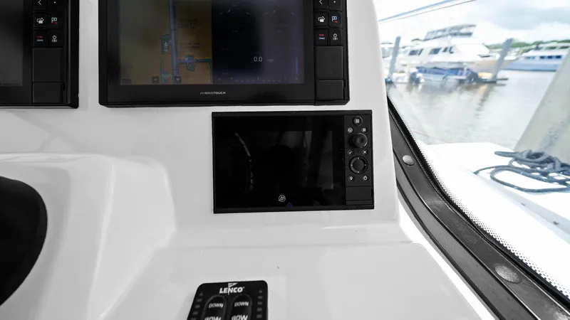 Slide: The Image of Boston Whaler 32 - O Sea D - Electronics - 32