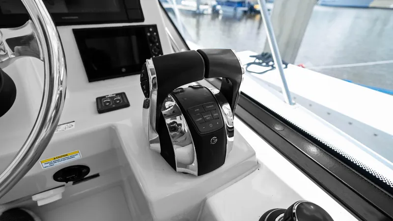 Slide: The Image of Boston Whaler 32 - O Sea D - Helm - 33