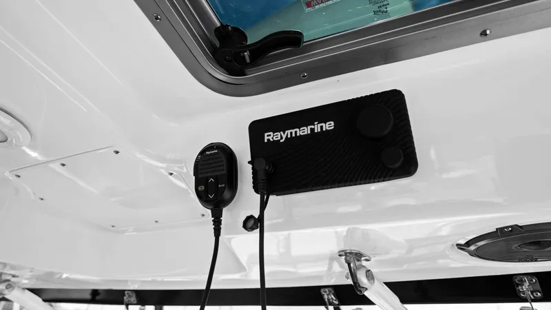 Slide: The Image of Boston Whaler 32 - O Sea D - Raymarine - 35
