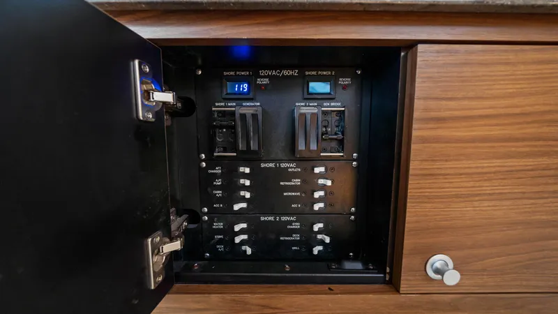 Slide: The Image of Boston Whaler 32 - O Sea D - Electronics - 39