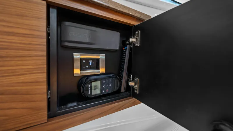 Slide: The Image of Boston Whaler 32 - O Sea D - Electronics - 40