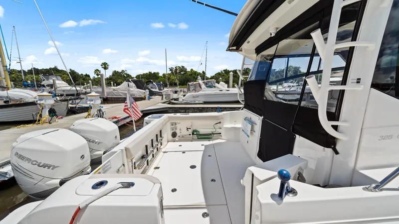 Slide: The Image of Boston Whaler 32 - O Sea D - Cockpit - 6