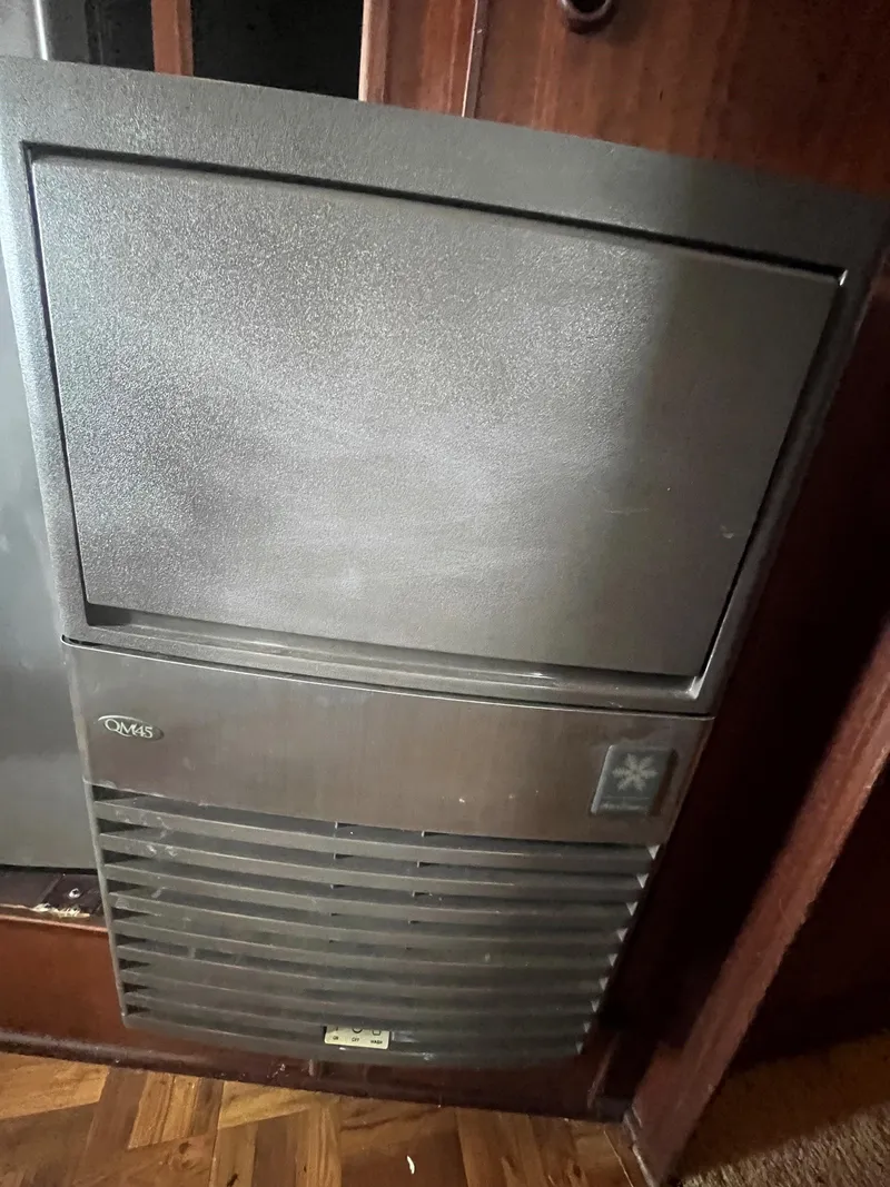 Slide: The Image of Hatteras 45 Convertible 1985 - 54