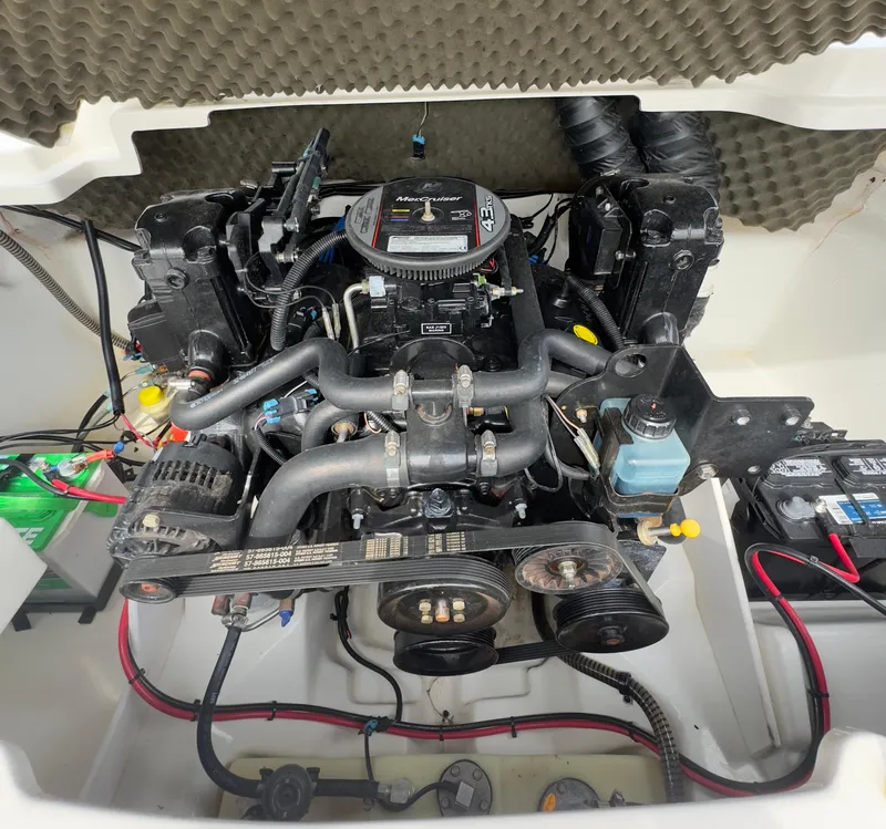 Slide: The Image of 2014 Tahoe Q5i boat engine compartment with MerCruiser motor. - 10