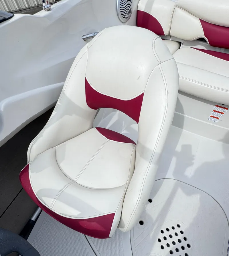 Slide: The Image of White and red boat seat in a 2014 Tahoe Q5i. - 12