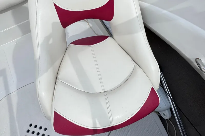 Slide: The Image of White and red boat seat in a 2014 Tahoe Q5i. - 14