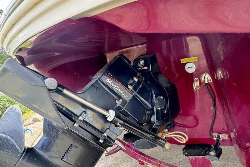 Slide: The Image of 2014 Tahoe Q5S boat with MerCruiser engine, close-up of stern and propeller. - 3