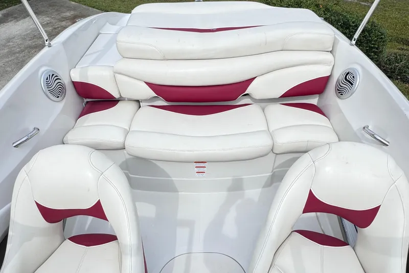 Slide: The Image of 2014 Tahoe Q5S boat interior with white and red seating. - 4