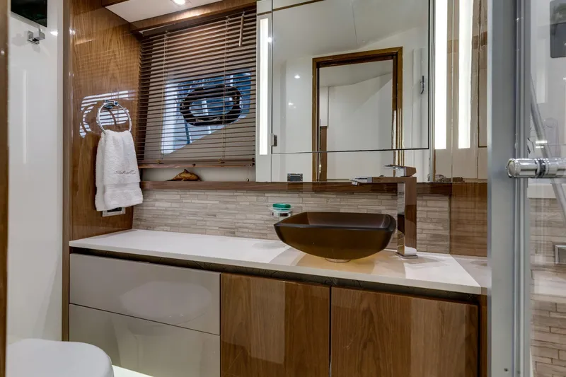 Slide: The Image of Sea Ray L550 Fly 2018 - 50