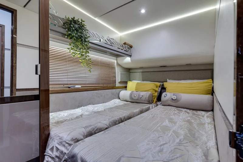 Slide: The Image of Sea Ray L550 Fly 2018 - 60