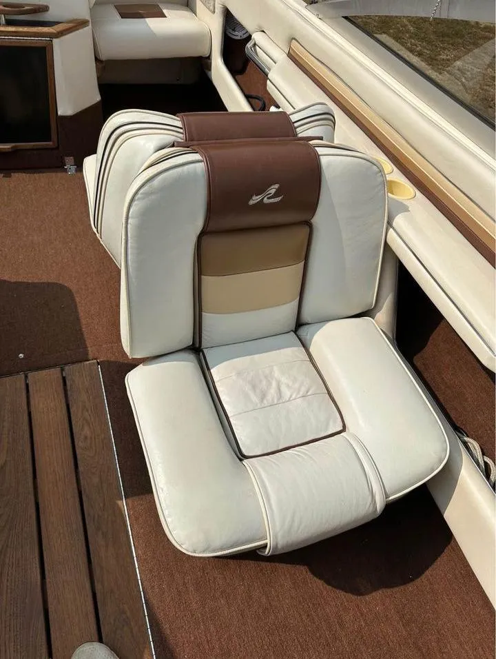 Slide: The Image of 1987 Sea Ray Sorrento 21 boat seat with brown and white upholstery. - 6