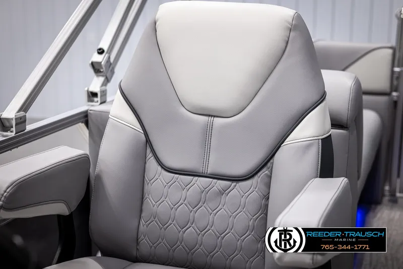 Slide: The Image of 2025 Avalon VEN QL boat seat with modern design and premium upholstery. - 32