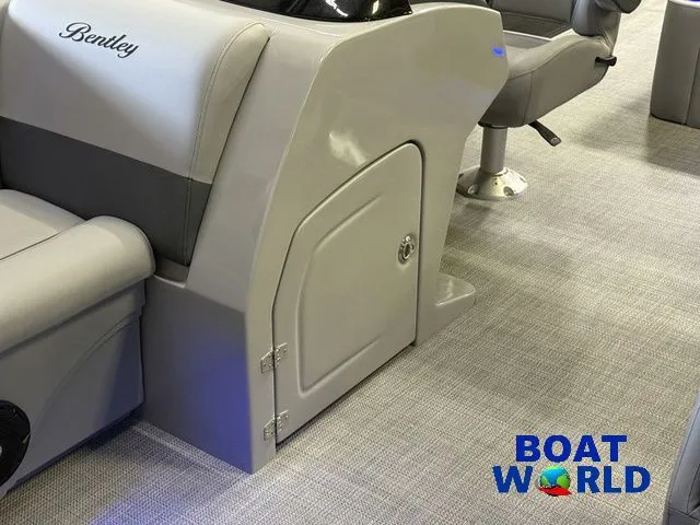 Slide: The Image of Bentley Pontoons Legacy 220 Swingback & Honda 4-Stroke EFI 2026 - 34