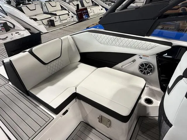 Slide: The Image of Yamaha 222S 2025 - 10