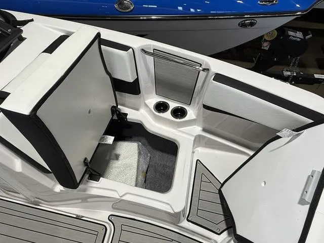 Slide: The Image of Yamaha 222S 2025 - 31