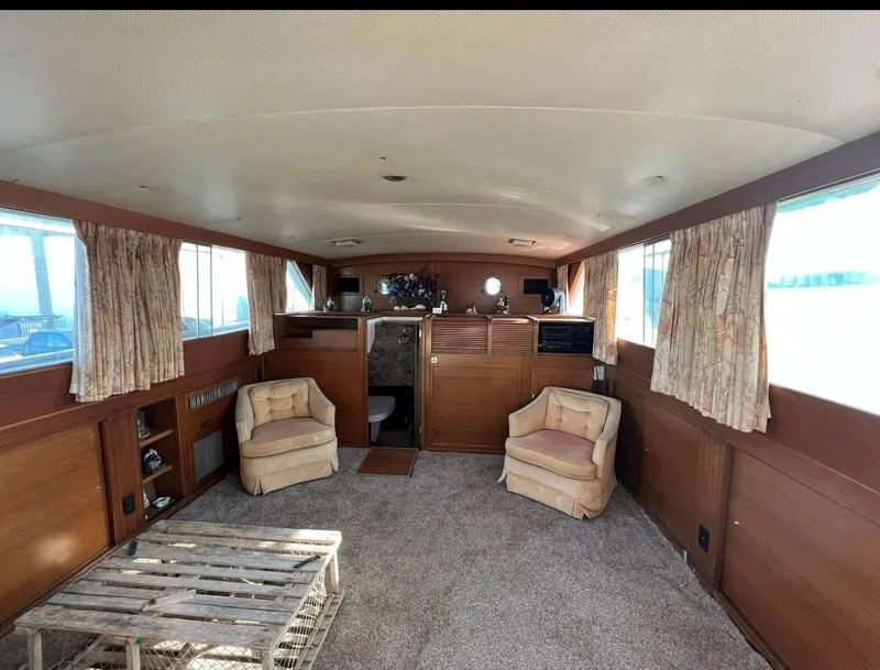 Slide: The Image of main salon - 18