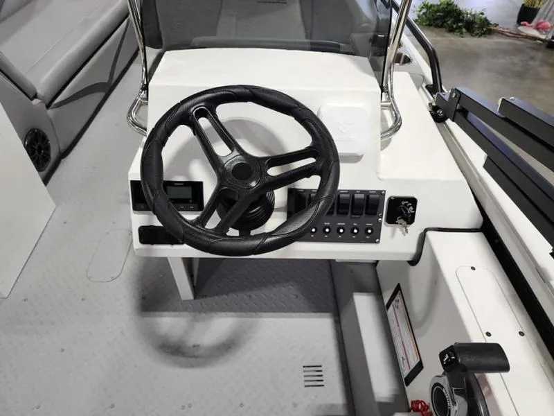 Slide: The Image of SeaArk Easy 200 2025 - 7