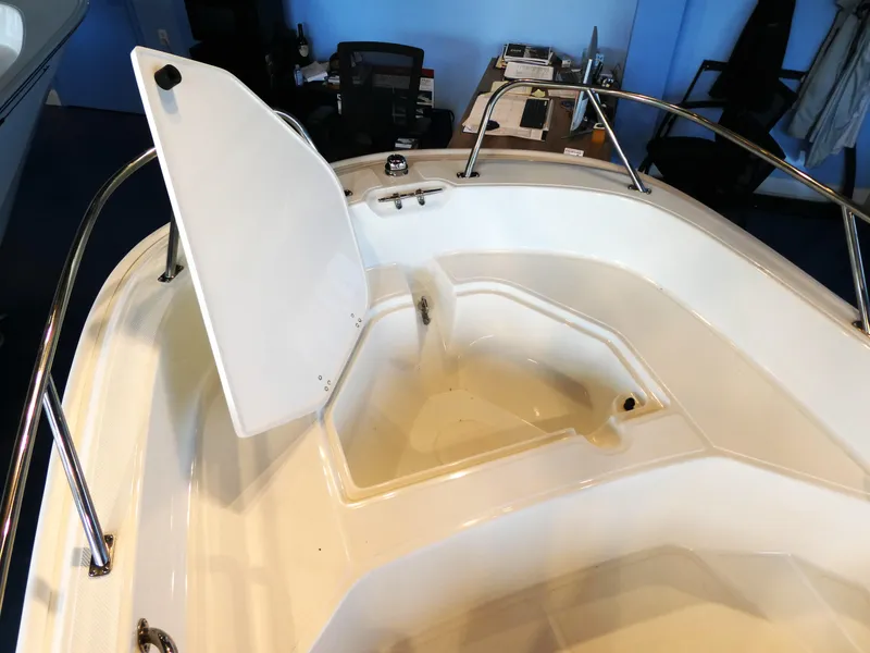 Slide: The Image of Boston Whaler 160 Super Sport 2024 - 8