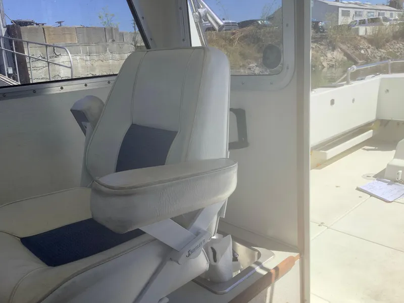 Slide: The Image of Interior of 2007 SeaSport 2400 XL boat showing a comfortable captain's chair. - 7