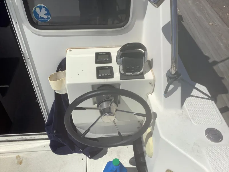 Slide: The Image of Steering console of a 2007 SeaSport 2400 XL boat. - 9