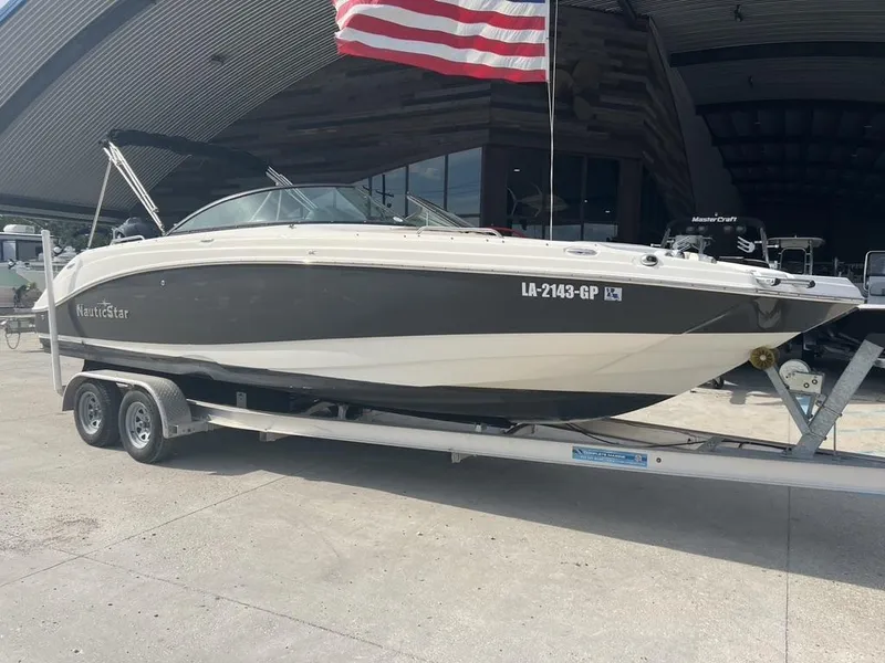 Slide: The Image of NauticStar 243 DC 2017 - 3