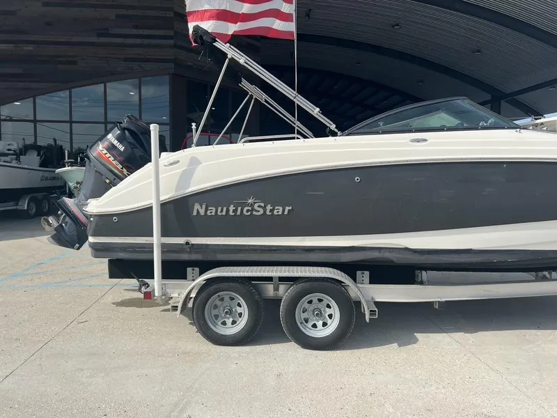 Slide: The Image of NauticStar 243 DC 2017 - 8