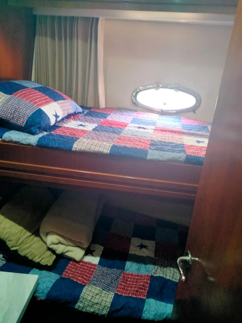 Slide: The Image of Cabin in 1999 Carver 530 Voyager Pilothouse with colorful patchwork bedding. - 17