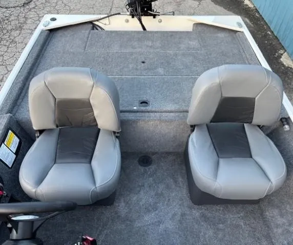 Slide: The Image of 2025 Tracker Bass Tracker Classic XL boat with dual gray seats. - 12