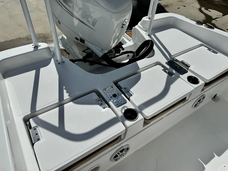 Slide: The Image of NauticStar 231 Hybrid 2025 - 31