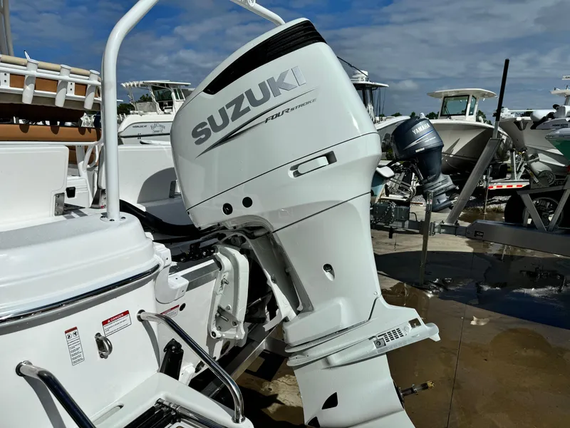 Slide: The Image of NauticStar 231 Hybrid 2025 - 32