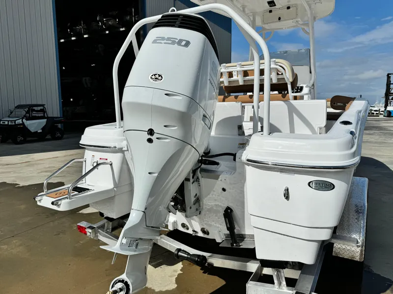 Slide: The Image of NauticStar 231 Hybrid 2025 - 33