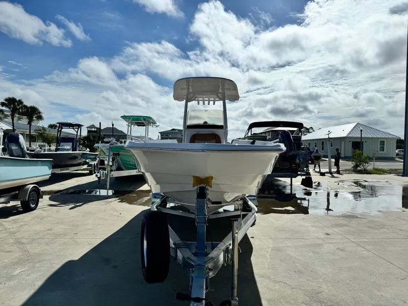 Slide: The Image of NauticStar 231 Hybrid 2025 - 6