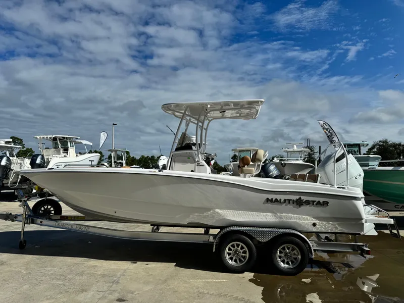 Slide: The Image of NauticStar 231 Hybrid 2025 - 7