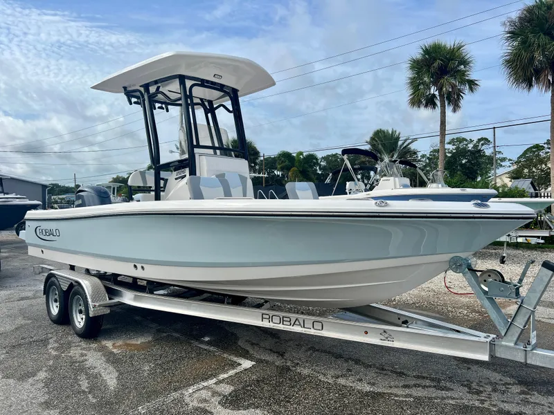 Slide: The Image of Robalo 226 Cayman 2025 - 1
