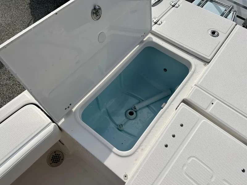 Slide: The Image of Robalo 226 Cayman 2025 - 12