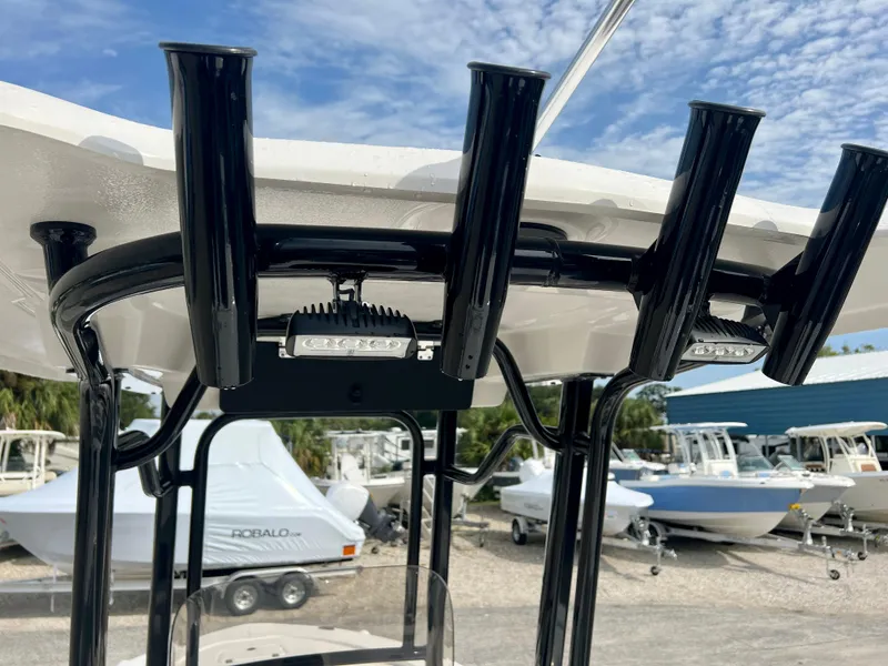 Slide: The Image of Robalo 226 Cayman 2025 - 15