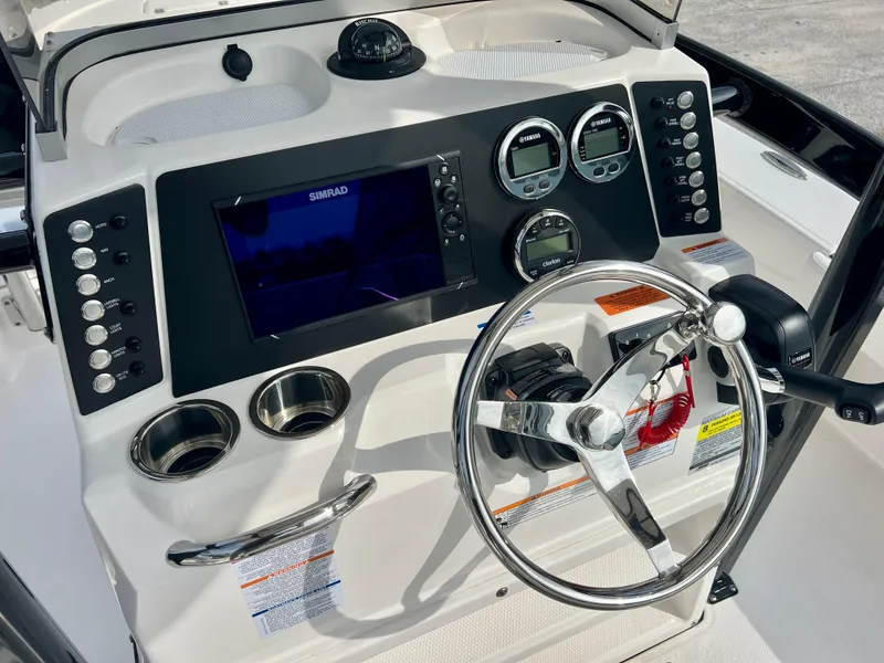 Slide: The Image of Robalo 226 Cayman 2025 - 17
