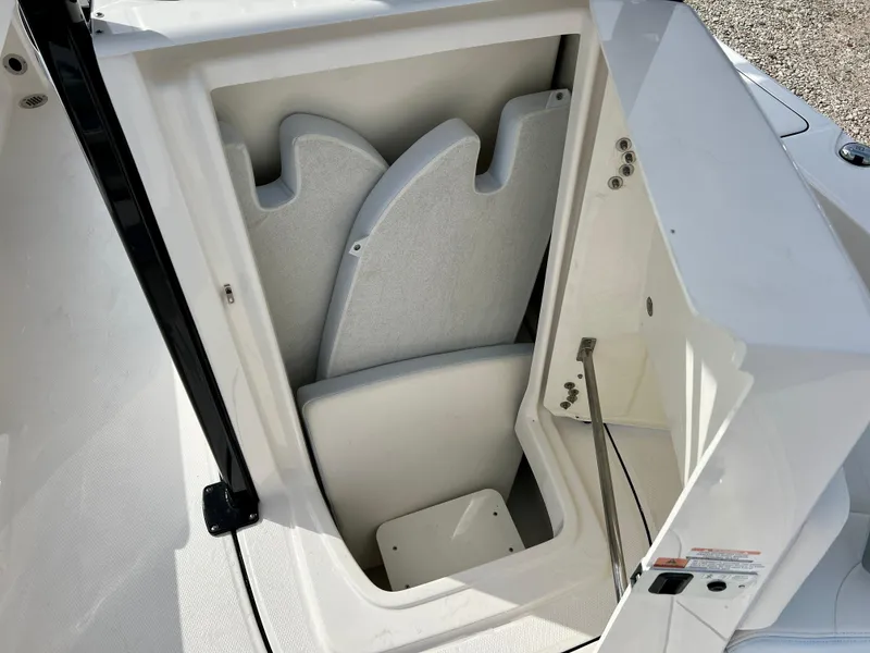 Slide: The Image of Robalo 226 Cayman 2025 - 25
