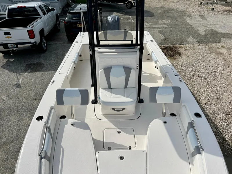 Slide: The Image of Robalo 226 Cayman 2025 - 31