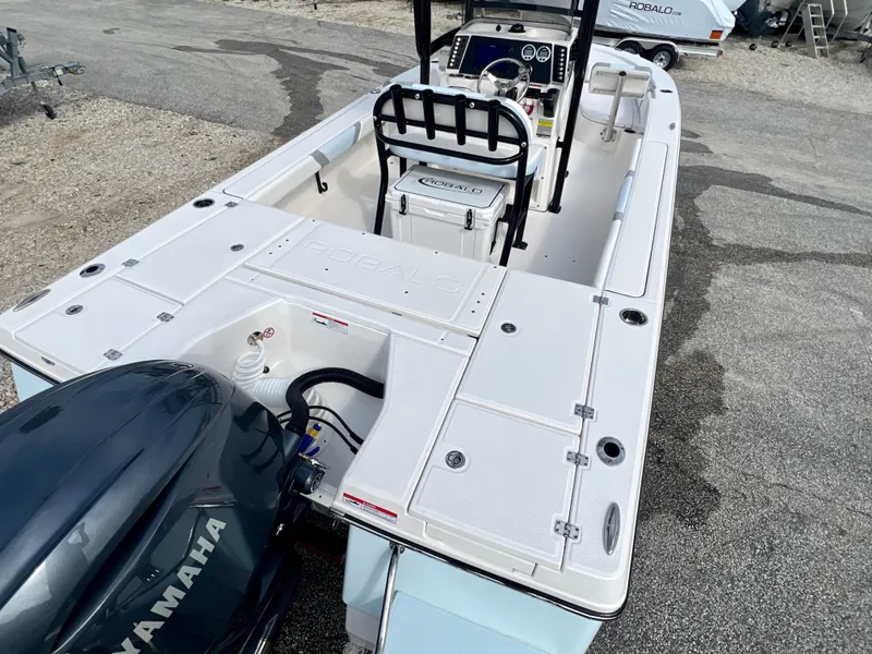 Slide: The Image of Robalo 226 Cayman 2025 - 8