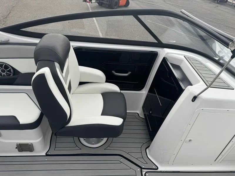 Slide: The Image of Yamaha 212 SE 2022 - 10