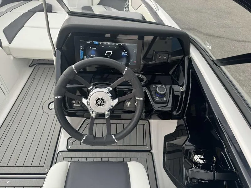 Slide: The Image of Yamaha 212 SE 2022 - 12