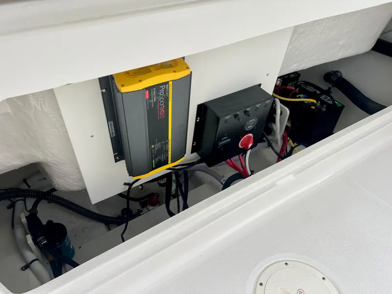 Slide: The Image of Robalo R222 2025 - 12