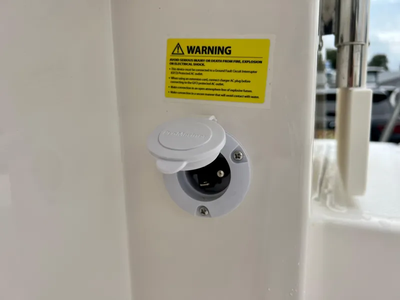 Slide: The Image of Robalo R222 2025 - 13