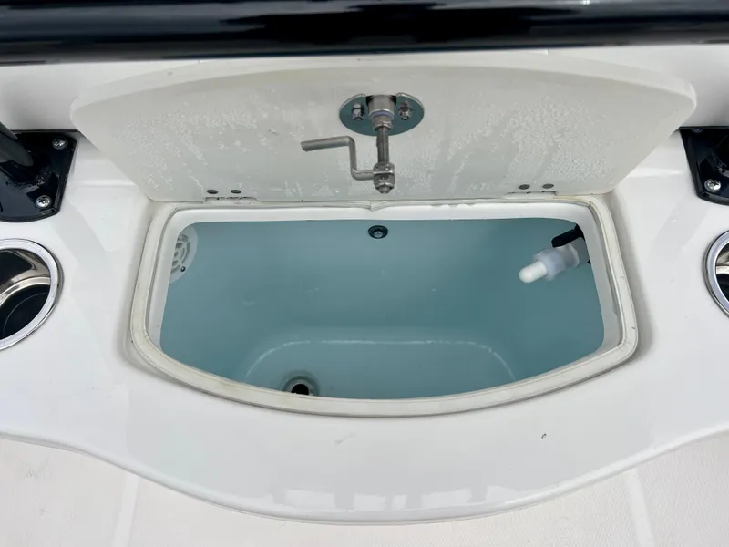 Slide: The Image of Robalo R222 2025 - 15