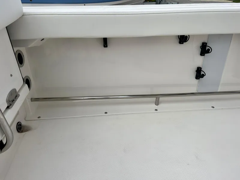 Slide: The Image of Robalo R222 2025 - 16