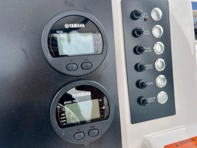 Slide: The Image of Robalo R222 2025 - 18