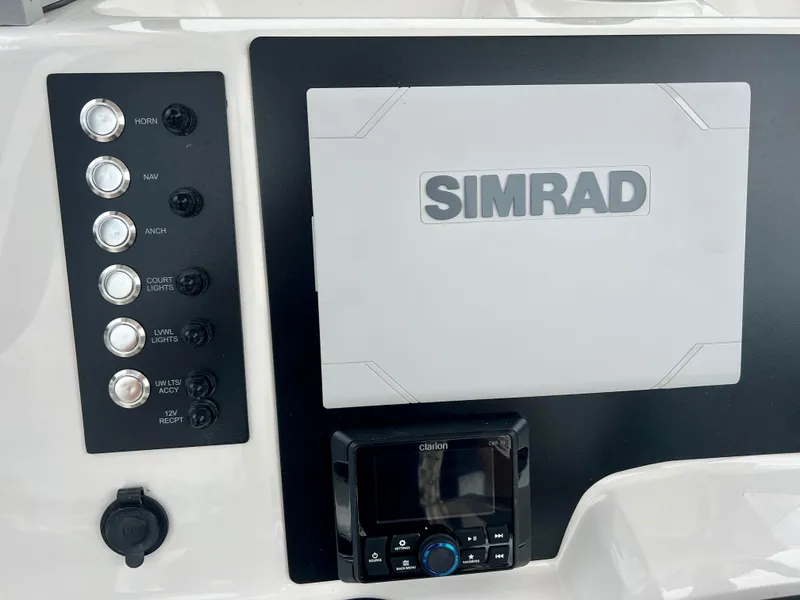 Slide: The Image of Robalo R222 2025 - 19